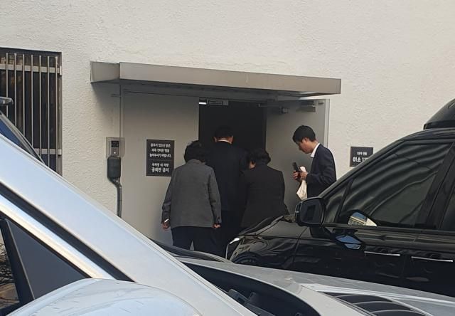 오세훈 서울시장이 박주민 민주당 의원의 한강버스 안전 운행과 관련해 면담 요청을 했으나 이를 외면하고 서울시 의회 뒷문으로 들어가고 있다 사진박주민 더불어민주당 의원실 제공