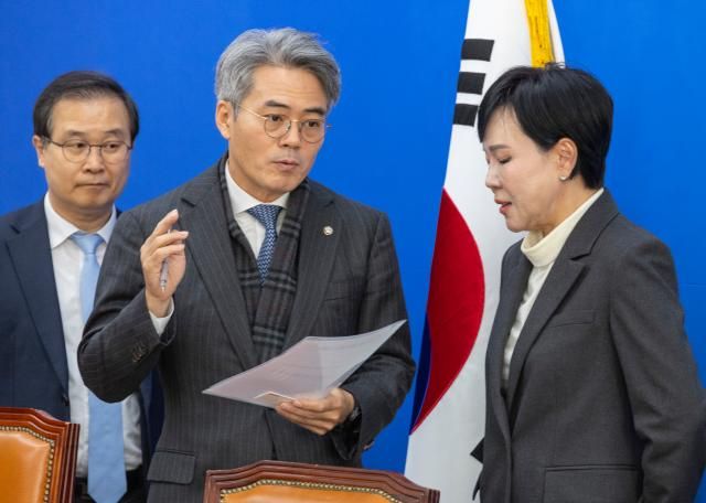 더불어민주당 사법불신 극복·사법행정 정상화 TF 전현희 위원장오른쪽과 김기표 간사가 10일 국회에서 열린 TF 두 번째 전체 회의에 앞서 대화하고 있다 