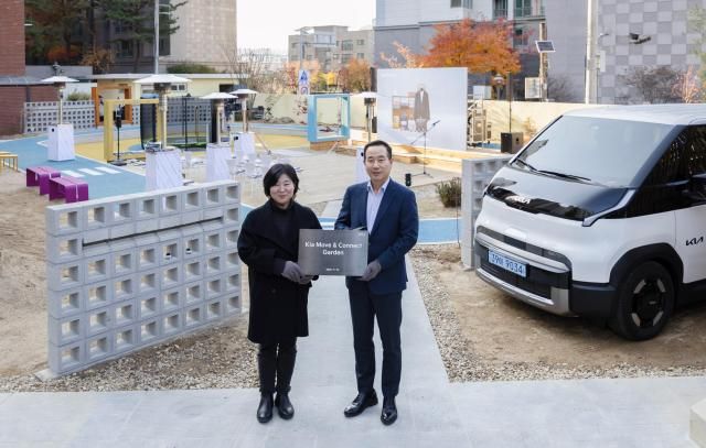 정원정 기아 국내사업본부장 부사장오른쪽과 허경아 꿈나무마을 파란꿈터 원장이 Move Connect 행사 기념 촬영을 하는 모습 사진기아