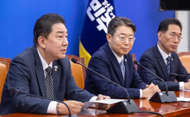 더불어민주당 김병기 원내대표와 원내지도부들이 20일 국회에서 열린 정책조정회의에서 발언하고 있다사진연합뉴스
