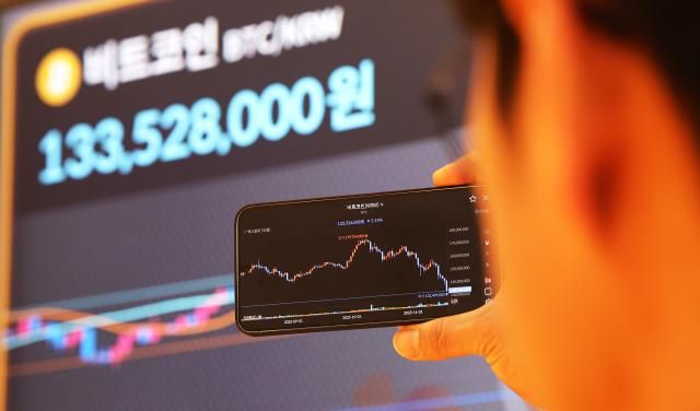 지난 18일 서울 강남구 빗썸 라운지 전광판에 비트코인 시세가 표시돼 있다 사진연합뉴스