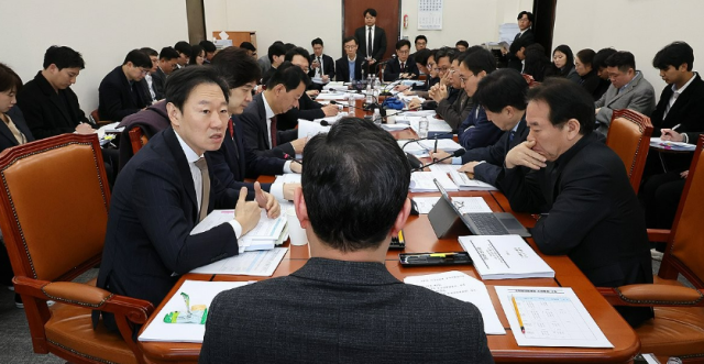 2월 11일 국회에서 열린 조세특례제한법·법인세법·부가가치세법 일부개정법률안 등을 심의하는 기획재정위원회의 조세소위원회에서 국민의힘 소속 박수영 소위원장을 비롯한 위원들이 회의를 진행하고 있다. [사진=연합뉴스]