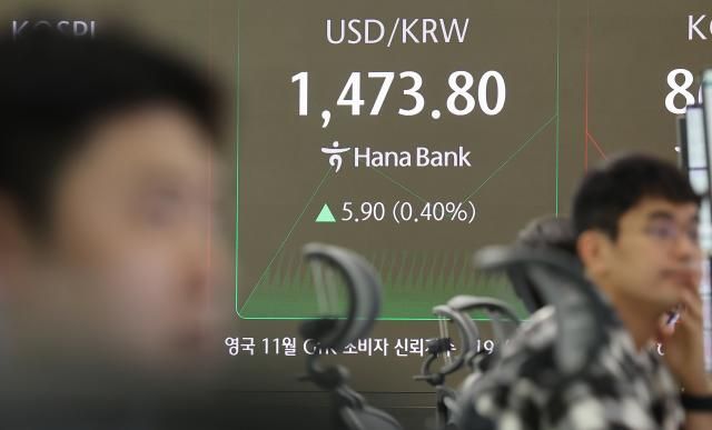 원달러 환율 45원 오른 14724원에 개장 서울연합뉴스 김주형 기자 코스피가 하락 출발해 3900대로 밀려난 21일 서울 중구 하나은행 본점 딜링룸 현황판에 원달러 환율이 표시돼 있다 이날 코스피 지수는 전장보다 9615포인트240 내린 390870으로 출발했다 원달러 환율은 45원 오른 14724원에 개장했다 전날 코스피는 엔비디아의 깜짝 실적에 192 상승 사흘 만에 4000선을 재탈환했으나 하루 만에 4000선을 내줬다 20251121 kjhpressynacokr2025-11-21 094031 저작권자 ⓒ ㈜연합뉴스 무단 전재 재배포 금지 AI 학습 및 활용 금지저작권자 ⓒ ㈜연합뉴스 무단 전재 재배포 금지 AI 학습 및 활용 금지