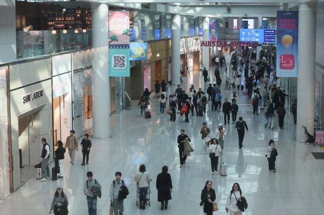 인천공항 면세입찰 두고 눈치게임 영종도연합뉴스 임화영 기자 국내 면세점뿐아니라 해외 면세점까지 인천국제공항의 주요 면세구역 입찰을 두고 치열한 경쟁이 전망되는 가운데 6일 인천국제공항 제1여객터미널 내 면세구역에서 여행객들이 이동 및 쇼핑을 하고 있다 2025116 hwayoung7ynacokr2025-11-06 144939 저작권자 ⓒ ㈜연합뉴스 무단 전재 재배포 금지 AI 학습 및 활용 금지저작권자 ⓒ ㈜연합뉴스 무단 전재 재배포 금지 AI 학습 및 활용 금지
