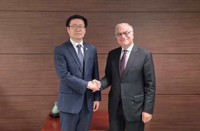 여한구 산업통상부 통상교섭본부장이 21일 서울 중구 대한상공회의소에서 우고 아스투토 주한 유럽연합EU 대사와 면담을 갖고 기념 촬영하고 있다 사진산업통상부