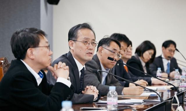 이형일 기획재정부 차관이 21일 서울 중구 은행회관에서 역외 원화 결제 시스템 구축 전담반 출범 회의를 주재하고 있다사진기획재정부