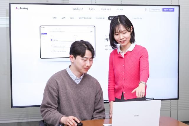 LG유플러스는 통합 계정관리 솔루션 ‘알파키AlphaKey’에 워크플로우 스튜디오를 비롯한 신규 기능을 추가한다고 21일 밝혔다 사진은 LG유플러스 직원들이 워크플로우 스튜디오 등 알파키의 주요 기능을 소개하고 있는 모습사진LG유플러스