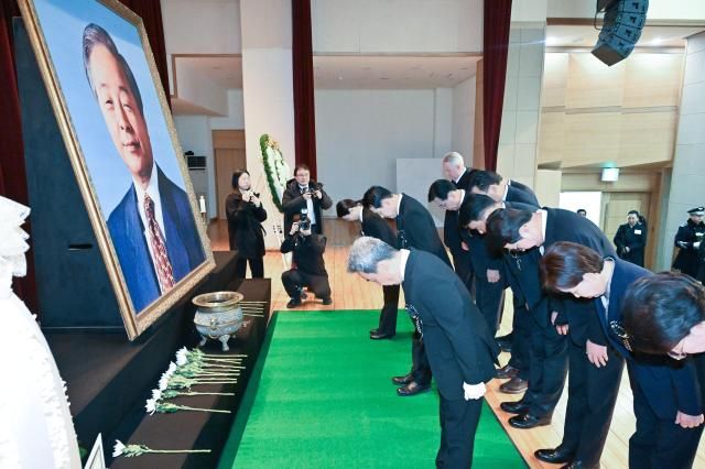 국민의힘 장동혁 대표를 비롯한 의원들이 21일 서울 동작구 국립서울현충원에서 열린 고 김영삼 전 대통령 서거 10주기 추모식에서 헌화 후 묵념을 하고 있다 사진공동취재