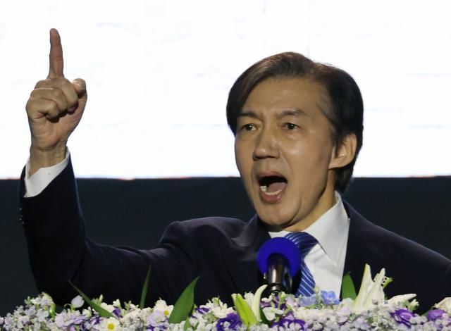 조국혁신당 당 대표 후보에 단독 출마한 조국 전 비대위원장이 11월 23일 오후 청주 오스코에서 열린 전당대회에서 정견 발표하고 있다 사진연합뉴스