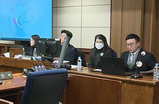 서울중앙지법 형사합의27부우인성 부장판사는 지난 19일 김건희 여사의 자본시장법 위반 등 혐의 재판 중계를 서증조사 전까지 허가했다 이날 재판에 출석한 김 여사왼쪽 세 번째 사진연합뉴스 서울중앙지법 