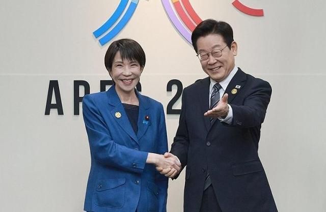 이재명 대통령이 지난달 30일 경북 경주 APEC 정상회의장에서 열린 한일 정상회담에서 다카이치 사나에 일본 총리와 기념촬영 후 자리를 안내하고 있다 사진연합뉴스 