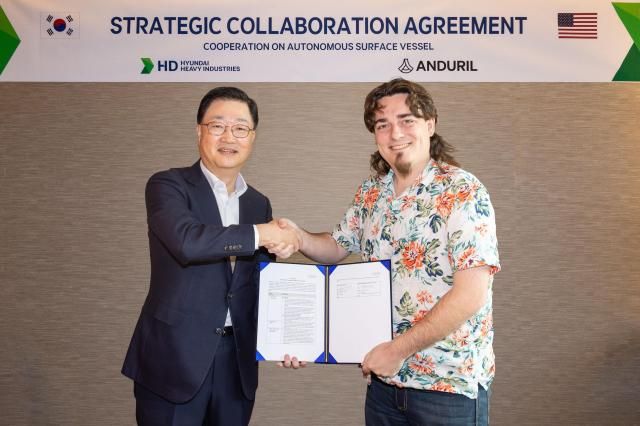 최근 서울 중구 웨스틴 조선호텔에서 HD현대중공업 주원호 사장사진 왼쪽과 안두릴 팔머 럭키 공동 설립자가 ASV 설계 및 건조계약을 체결하는 모습