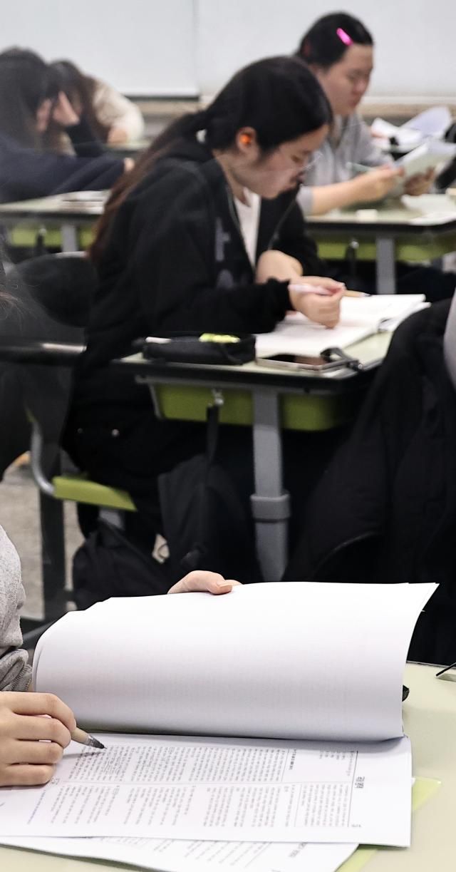 2026학년도 대학수학능력시험수능일인 13일 서울 광진구 광남고에서 수험생들이 막바지 점검을 하고 있다 20251113 사진공동취재단 