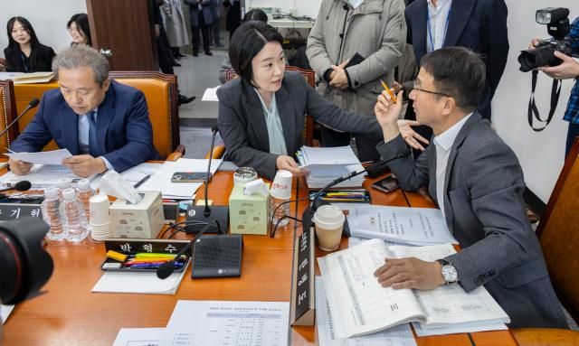 병도 국회 예산결산특별위원회 위원장과 더불어민주당 이소영 간사가 19일 국회에서 예산안 조정소위원회 사흘째 심사 시작 전 대화하고 있다 