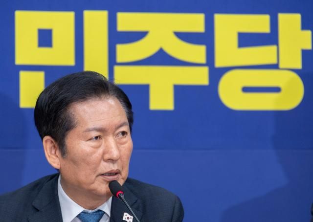 더불어민주당 정청래 대표가 17일 국회에서 열린 최고위원회의에서 전 당원 투표제 도입과 관련한 발언을 하고 있다사진연합뉴스