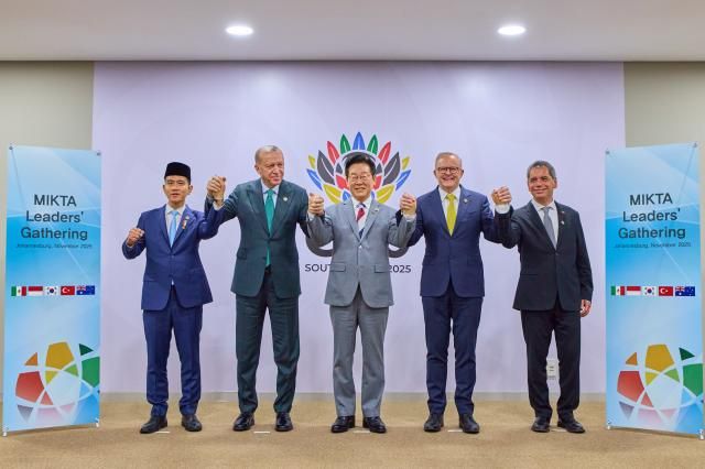 이재명 대통령이 22일현지시간 주요 20개국G20 정상회의가 열리는 남아프리카공화국 나스렉 엑스포센터에서 열린 한-믹타 정상회동에서 기념촬영을 하고 있다 왼쪽부터 기브란 라카부밍 라카 인도네시아 부통령 레제프 타이이프 에르도안 튀르키예 대통령 이 대통령 앤서니 앨버니지 호주 총리 에드가르 아브람 아마도르 사모라 멕시코 재무부 장관사진연합뉴스