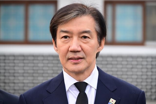 조국혁신당 조국 대표가 24일 오전 서울 동작구 국립서울현충원 현충탑을 참배한 뒤 취재진의 질문에 답하고 있다사진연합뉴스