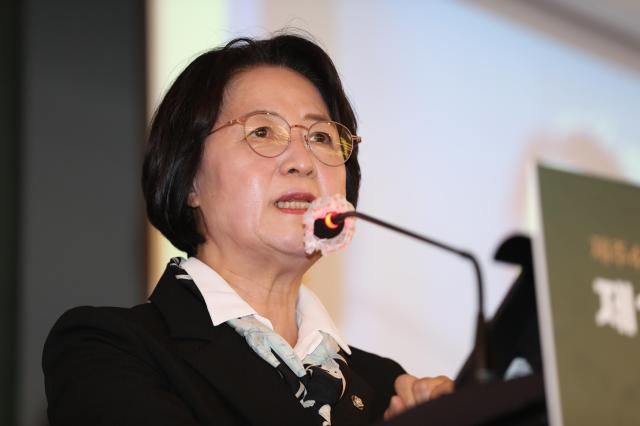 추미애 국회 법사위원장이 13일 오후 제주시 연동 썬호텔에서 열린 제15회 제주4·3평화포럼 개회식에서 기조연설을 하고 있다 사진연합뉴스