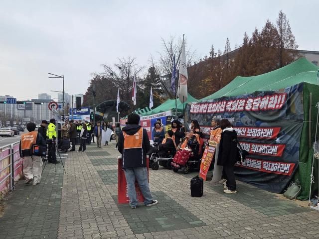 24일 오전 지하철 1호선 영등포역에서 국회로 이동해 권리예산 증액 촉구 시위하는 전국장애인차별철폐연대전장연 활동가들의 모습 사진연합뉴스