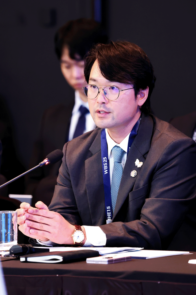이규호 코오롱그룹 이규호 부회장이 16일 서울 신라호텔에서 열린 2025년 APEC 보건과경제고위급회의에 참석했다 이날 열린 세션에서 이 부회장이 ABACAPEC 산하 기업인자문위원회 내 바이오헬스케어워킹그룹 의장으로서 APEC 공통의 보건·의료 이슈 등에 대해 발언하고 있다