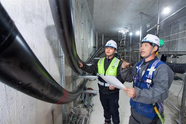 LS전선 관계자가 500kV급 HVDC 케이블이 투입되는 동해안-신가평 시공 현장을 점검하고 있다 사진LS전선
