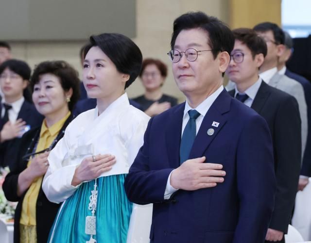 이재명 대통령과 김혜경 여사가 23일현지시간 남아프리카공화국 요하네스버그 샌튼 컨벤션센터에서 열린 동포 오찬간담회에서 참석자들과 국기에 경례하고 있다 사진연합뉴스