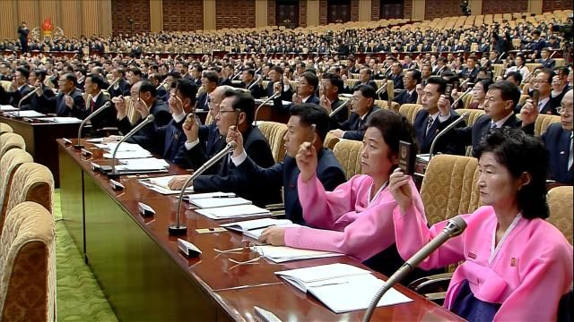 북한은 지난 9월 2021일 만수대의사당에서 열린 최고인민회의 제14기 제13차회의에서 최고인민회의 의장을 소환하고 양곡관리법 지적소유권법을 채택했다고 조선중앙TV가 22일 보도했다사진연합뉴스