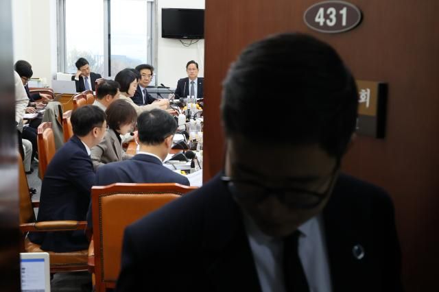  24일 서울 여의도 국회 기획재정위원회에서 조세특례제안법 개정안 등 안건을 심사하기 위한 조세소위원회의가 열리고 있다. 본격적인 심사가 시작되자 회의가 비공개로 전환되고 있다. 