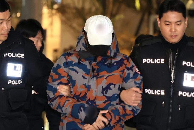 압수수색 과정에서 도주한 도이치모터스 주가조작 사건 공범이 20일 충주시 소재 휴게소에서 체포 서울 광화문 김건희특검 조사실로 압송되고 있다 사진연합뉴스