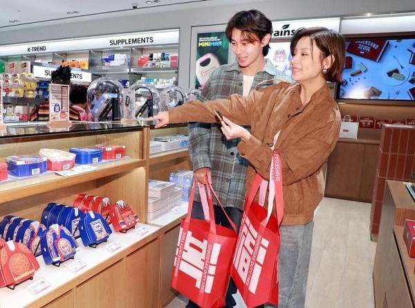 신세계면세점 명동점 K-컬처 복합 쇼핑 공간 테이스트 오브 신세계에서 시식 체험 중인 중국인 고객들 사진신세계면세점