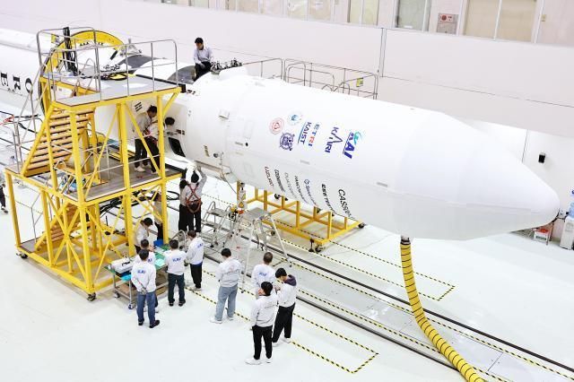 전라남도 고흥에 위치한 나로우주센터 조립동에서 연구진이 누리호 4차 발사 총조립 작업을 수행하고 있다 사진한국항공우주연구원 