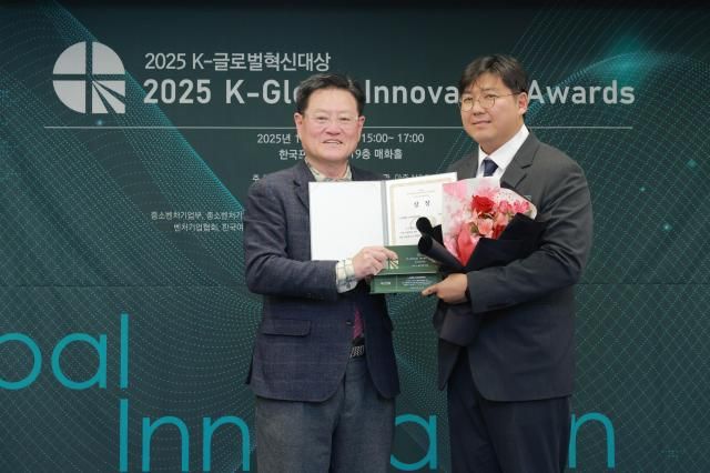 24일 오후 서울 중구 한국프레스센터에서 열린 '2025 K-글로벌혁신대상'에서 우신건설이 k-글로벌 스마트설비대상을 수상했다. 2025.11.24[사진=유대길 기자 dbeorlf123@ajunews.com]