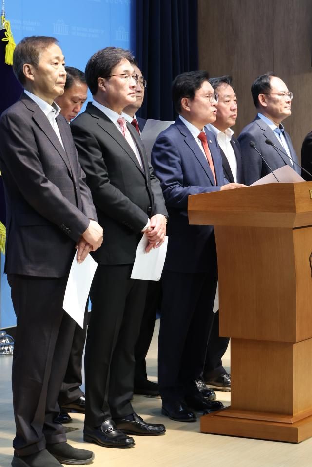 박형수 의원 등 국민의힘 소속 예결특위 위원들이 24일 서울 여의도 국회 소통관에서 지역 상품권 예산 대통령실 특활비 예산 등에 대한 삭감과 내집마련 특별대출 등 예산 증액을 요구하는 기자회견을 하고 있다 사진연합뉴스