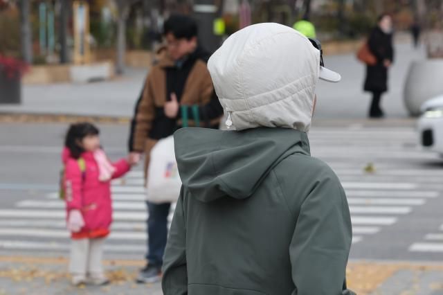 출근길 추위에 움츠러든 시민들 사진연합뉴스 