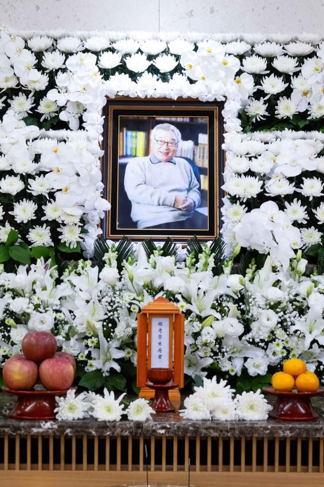 향년 91세를 일기로 별세한 원로 배우 겸 이순재 전 국회의원의 빈소가 25일 오후 서울아산병원 장례식장에 마련됐다 발인은 27일 오전 6시 20분으로 예정되어 있으며 장지는 이천 에덴낙원이다 20251125사진사진공동취재단