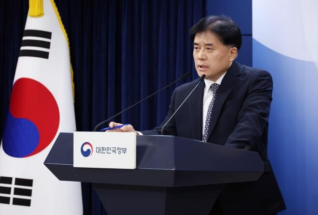 박용수 인사혁신처 차장이 25일 서울 종로구 정부서울청사에서 국가공무원법 개정안 입법예고와 관련해 브리핑을 하고 있다 사진인사혁신처