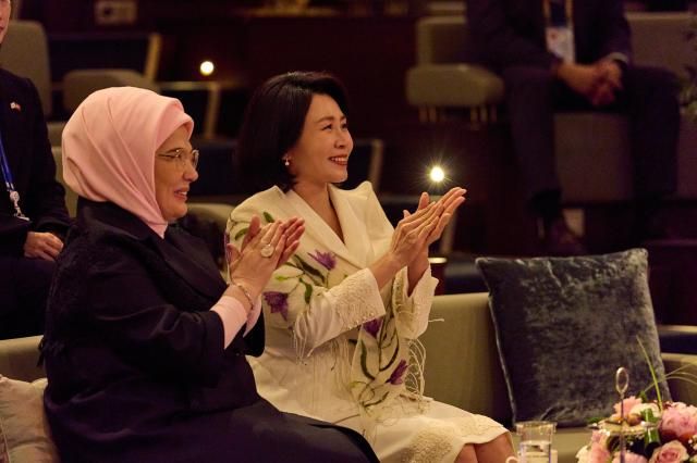 이재명 대통령과 함께 튀르키예를 방문 중인 김혜경 여사가 24일현지시간 에미네 에르도안 튀르키예 여사와 앙카라의 국민도서관을 방문해 음악 공연을 관람하고 있다 사진연합뉴스