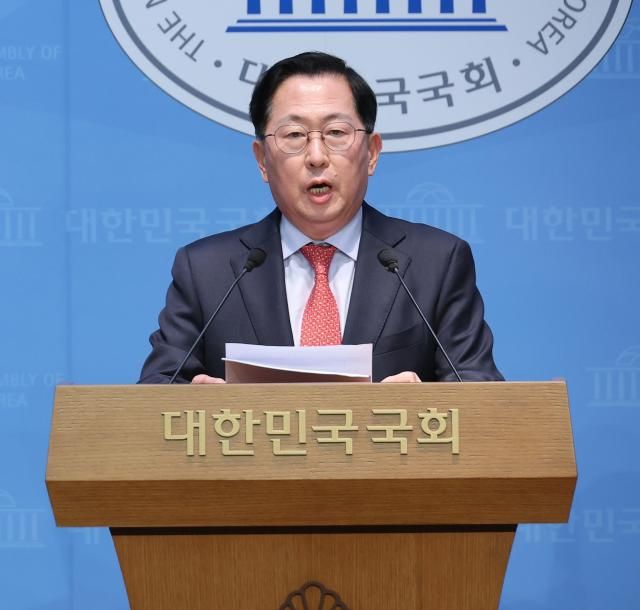 유용원 국민의힘 의원이 지난 4일 서울 여의도 국회 소통관에서 원자력 추진 잠수함 사업 관련 기자회견을 하고 있다 사진연합뉴스