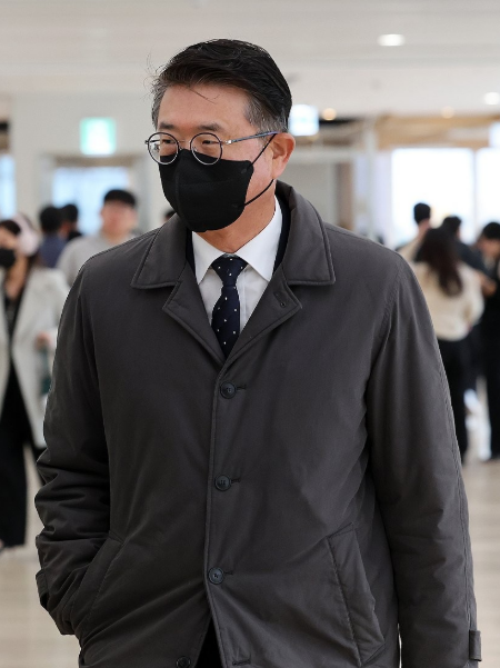 장상윤 전 대통령실 사회수석비서관이 25일 서울 광화문 KT빌딩에 마련된 김건희 특검 사무실에 참고인 신분으로 출석하고 있다 사진연합뉴스