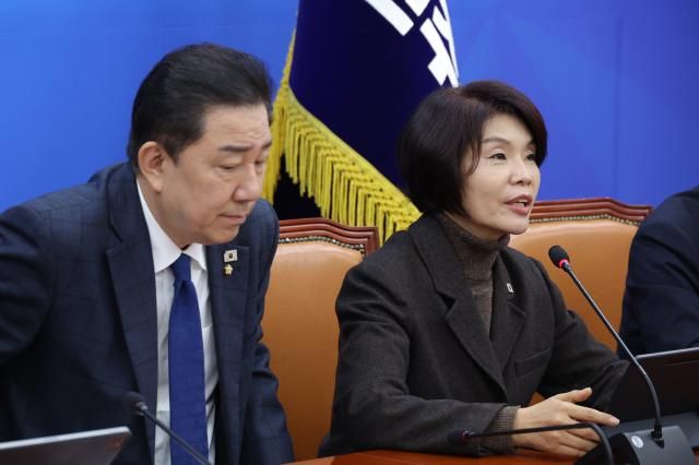 한정애 더불어민주당 정책위의장이 25일 서울 여의도 국회에서 열린 원내대책회의에서 발언하고 있다 사진연합뉴스