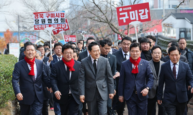 장동혁 국민의힘 대표가 25일 경북 구미시 상모동 박정희 전 대통령 생가를 방문하고 있다 사진연합뉴스
