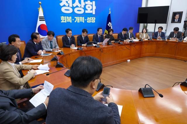 더불어민주당 원내대책회의가 25일 국회에서 열리고 있다 사진연합뉴스