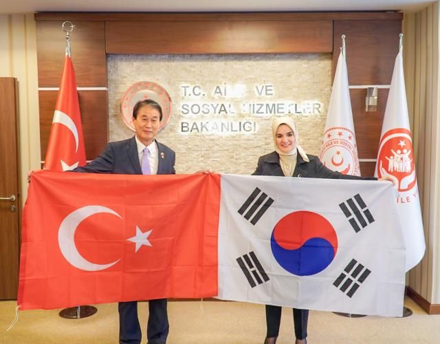 권오을 국가보훈부 장관은 24일현지시간 오후 튀르키예 수도 앙카라 가족사회부를 방문해 마히누르외즈데미르괵타스 튀르키예 가족사회부장관을 만나 환담 후 양국국기룰 들고 기념촬영을 하고 있다 사진국가보훈부
