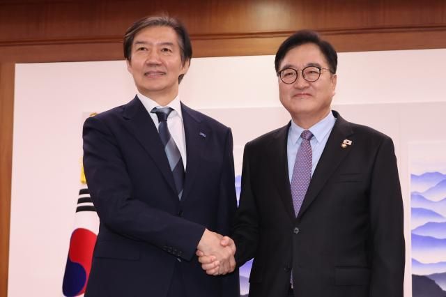 우원식 의장과 악수하는 조국 대표 사진연합뉴스