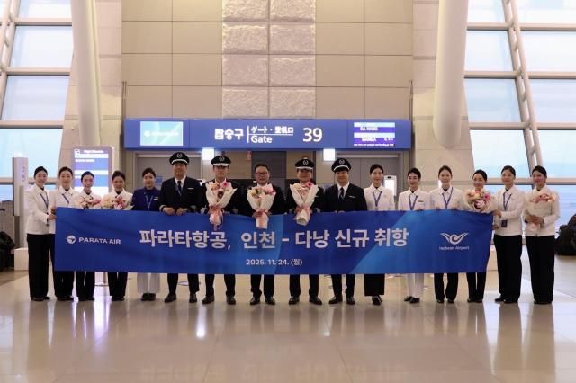 24일 인천국제공항에서 진행된 파라타항공 인천-베트남 다낭 신규취항식에서 윤철민 대표이사왼쪽에서 8번째와 임직원들이 기념 촬영을 하고 있다사진파라타항공 