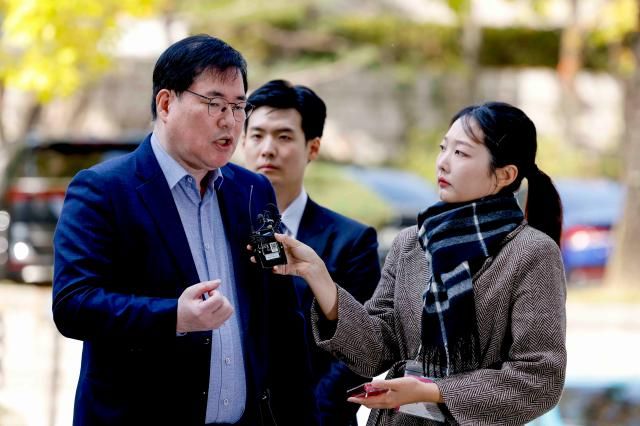 대장동 개발 비리 의혹으로 재판에 넘겨진 유동규 전 성남도시개발공사 기획본부장이 지난 10월 서울 서초구 중앙지법에서 열린 1심 선고공판에 출석하며 입장을 밝히고 있다 사진연합뉴스