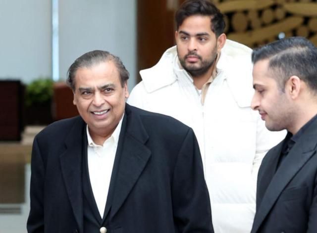 무케시 암바니 인도 릴라이언스 그룹 회장과 장남인 아카시 암바니 릴라이언스 지오 인포컴 이사회 의장이 25일 서울 강서구 김포공항 비즈니스항공센터를 통해 입국하고 있다 이날 암바니 회장은 이재용 삼성전자 회장과 만나 삼성전자 주요 사업장을 둘러본 뒤 서울에서 만찬을 갖을 것으로 전해졌다 사진뉴시스