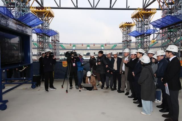 김민석 국무총리가 25일 서울 도봉구 서울 아레나 복합문화시설 현장을 방문해 오지훈 서울아레나 대표로부터 사업 추진현황을 보고받고 있다 사진연합뉴스