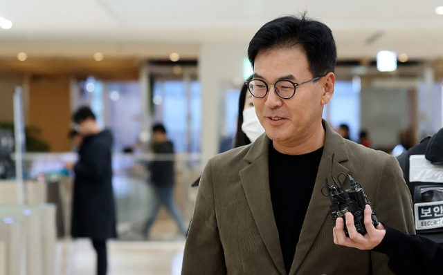 오세훈 서울시장의 여론조사 비용 대납 의혹과 관련해 강철원 전 서울시 정무부시장이 25일 서울 광화문 KT빌딩에 마련된 김건희 특검 사무실에 피의자 신분으로 출석하고 있다 사진연합뉴스