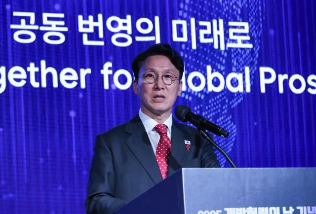 김민석 국무총리가 25일 서울 중구 플라자호텔에서 열린 개발협력의 날 기념식에서 기념사를 하고 있다 사진연합뉴스